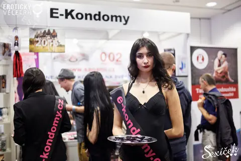 Erotic Fair 2015 — photograph 80 of 316