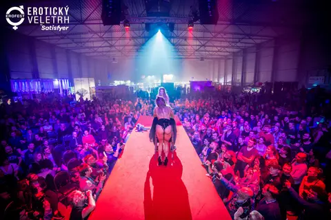 Erotic Fair 2022 — photograph 85 of 195