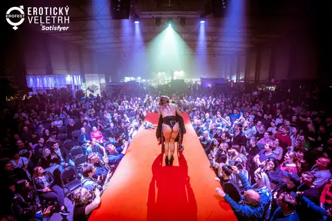 Erotic Fair 2022 — photograph 86 of 195