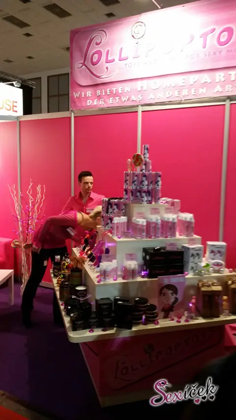 What is an erotic fair in Germany like? — photograph 17 of 32