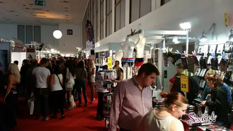 What is an erotic fair in Germany like? — photograph 2 of 32
