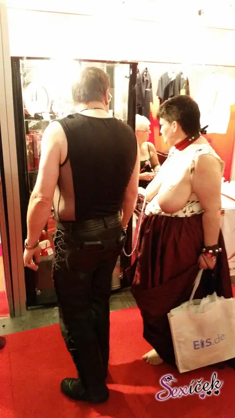 What is an erotic fair in Germany like? — photograph 22 of 32