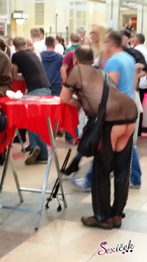 What is an erotic fair in Germany like? — photograph 25 of 32