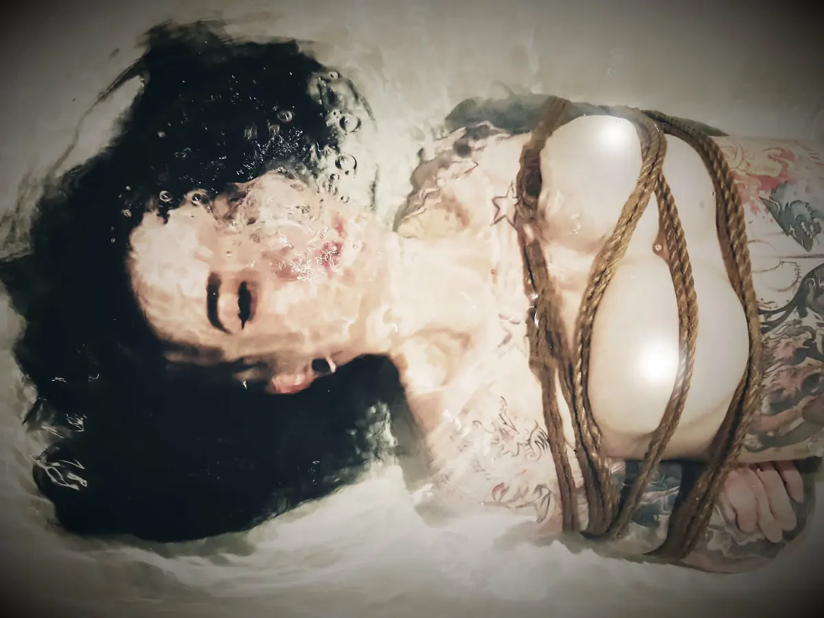 Photo illustrating the article Edna: Shibari opens partners a world of intimacy, shared emotion, mutual respect and deep trust